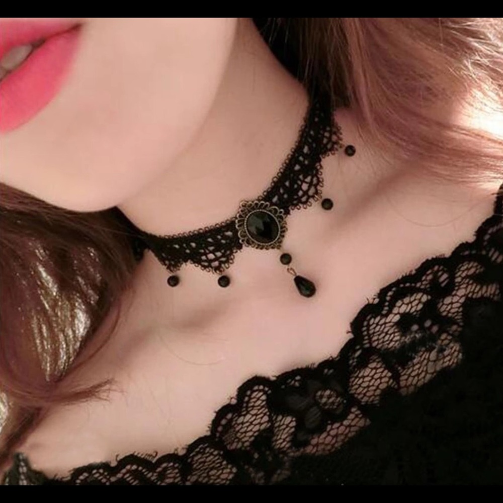 🌻TRENDY AND UNIQUE BLACK LACE CHOCKER